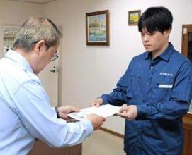400メートル先で高齢男性が海に転落　走って近寄ると、水面には両手だけ…とっさの判断で飛び込み救助　神戸