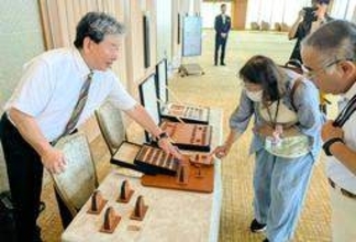かばんと将棋駒の職人がコラボ「牛革の将棋盤」　王位戦第2局前夜祭　兵庫・豊岡と山形・天童