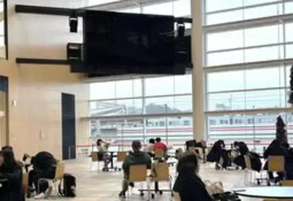 半年近く故障のまま…市民からは苦情も　駅前市民広場の大型液晶ビジョン