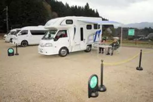 日帰り温泉の隣に車中泊施設　休耕田を整備、区画ゆったり　ドッグランも併設　兵庫・豊岡