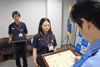 カードで大金引き出す姿に「高齢の方は通帳記入もするのでは」　特殊詐欺被害防いだ太子郵便局員2人に感謝状