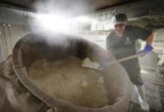 立ちのぼる甘い香りと湯気　酒どころ「灘五郷」で寒仕込み最盛期　神戸酒心館