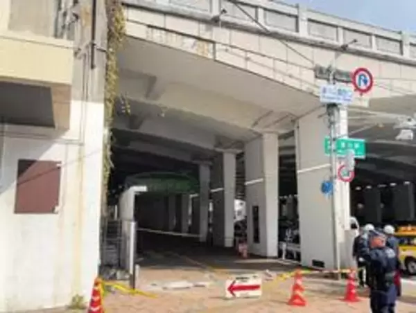 神戸・湊川公園橋の壁面から石板落下　重さ80キロの2枚　付近の歩道を通行止めに