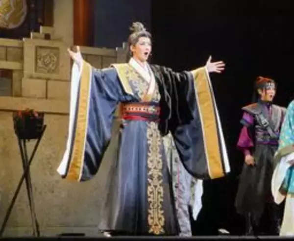 迷いながら成長する王、礼華はるが熱演　宝塚月組バウホール公演「亡国封史　雨にじむ渤海」