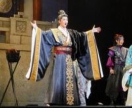 迷いながら成長する王、礼華はるが熱演　宝塚月組バウホール公演「亡国封史　雨にじむ渤海」