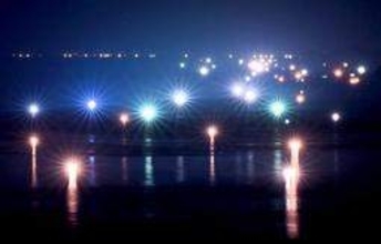 夏の夜、海に輝く「いさり火」　白や青、連なる無数の光　但馬沖でイカ釣り漁最盛期