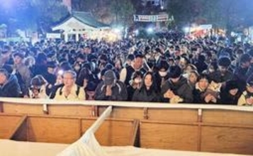 境内に響く「初太鼓」　健康や商売繁盛、飛躍を願い　湊川神社に初詣、参拝者が一斉にさい銭　神戸