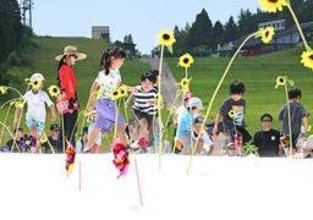 六甲山で「真夏の雪まつり」7年ぶりに復活　宝探しや雪だるま作り「かき氷の中に入ったみたい」　神戸・灘