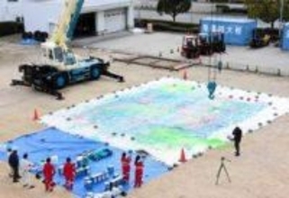 ペンキ入りバケツつり上げドバッ!!!　クレーン使い豪快アート制作　港湾短大でイベント　神戸