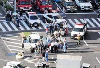 歩行者が車にはねられる　男女5人重軽傷　神戸国際会館前の交差点