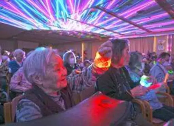 老人ホームがディスコに　神戸で初開催「ロマンディスコ」　リップスライムSUさんら出演