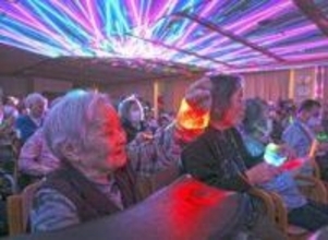 老人ホームがディスコに　神戸で初開催「ロマンディスコ」　リップスライムSUさんら出演