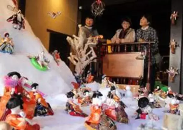 ひな人形がスキー、スノボ…「りくりゅう」ペアも再現　兵庫・丹波の16カ所で展示　