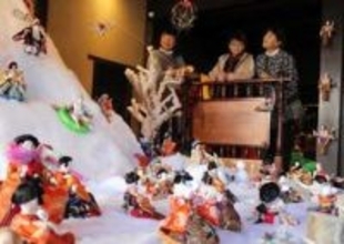 ひな人形がスキー、スノボ…「りくりゅう」ペアも再現　兵庫・丹波の16カ所で展示　
