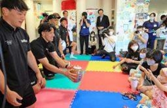 スポーツの喜び、闘病の子に　ラグビー・スティーラーズ　サッカー・ヴィッセル　神大病院で優勝報告