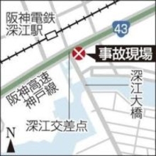 大型トラックから鉄板落下　後続のミニバイクに当たり女性が意識不明の重体　神戸の国道43号