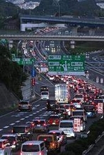 家路へ長～い車列　「シルバーウイーク」Uターンラッシュがピーク　兵庫県内の高速道路、各地で渋滞