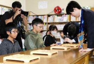 藤井竜王、姫路巡りを満喫　一日駅長や将棋映画のロケ地訪問、児童と多面指し