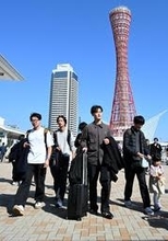 散策軽やか、春の装い　陽気に誘われ神戸港に観光客ら　兵庫県内各地で気温上昇