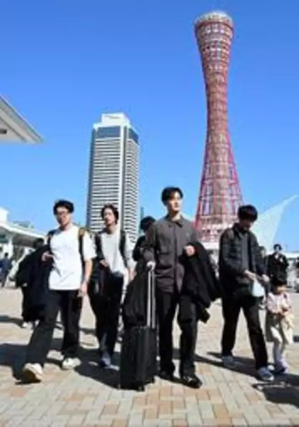散策軽やか、春の装い　陽気に誘われ神戸港に観光客ら　兵庫県内各地で気温上昇