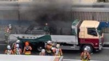 阪神高速で走行中の大型トラックから出火、左側の後輪付近や荷台カバー焼く　けが人なし　神戸