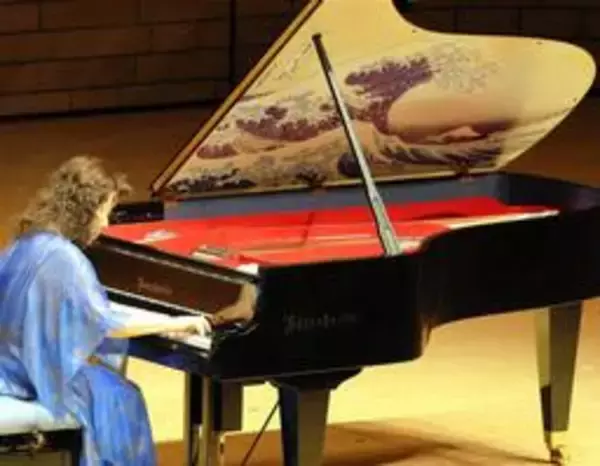「特別な楽器」典雅な音色響かせ　万博・オーストリア館で展示のピアノ　姫路で初演奏