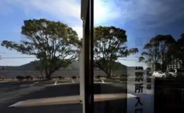 眼前に巨大墳丘　神戸・五色塚古墳の駐車場に仮設の投票所　急な衆院選、場所確保に苦心