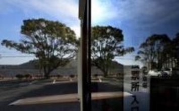 眼前に巨大墳丘　神戸・五色塚古墳の駐車場に仮設の投票所　急な衆院選、場所確保に苦心＜瞬感＞