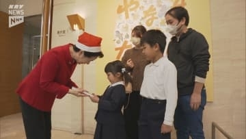 「やなせたかし展人生はよろこばせごっこ」来場者が2万人を超えセレモニー