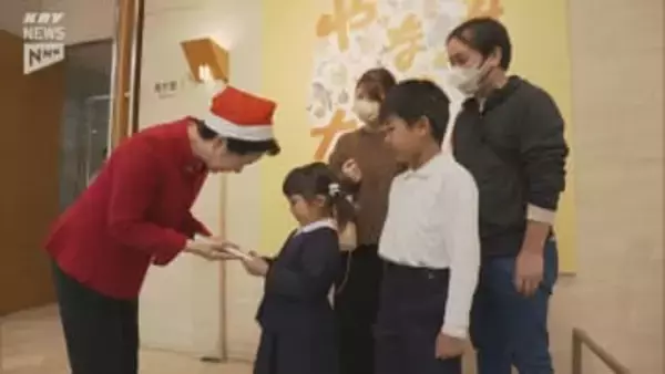 「やなせたかし展人生はよろこばせごっこ」来場者が2万人を超えセレモニー