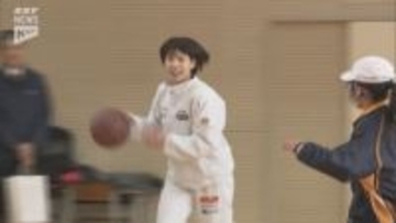 バスケットボールを通して地域を元気に 女子社会人バスケットボールチーム「笠戸ブレイブスター」の選手らが小学校で児童と交流