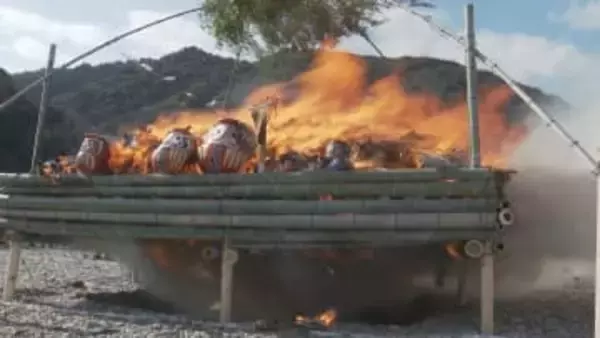 国の名勝・錦帯橋のたもとで「とんど焼き」正月のしめ飾り燃やし無病息災願う