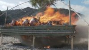 国の名勝・錦帯橋のたもとで「とんど焼き」正月のしめ飾り燃やし無病息災願う