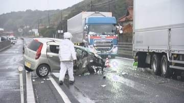 山口・宇部　国道2号で軽乗用車と大型トラックの衝突事故～軽乗用車の女性が首の骨を折る大ケガ