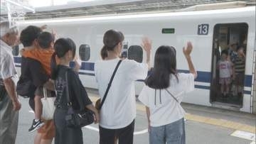 再開を約束してホームで別れ Ｕターンラッシュピーク
