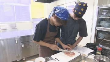 「肉触ったの初めてかも」公務員を目指す専門学生がプロから学ぶ一人暮らしの料理教室