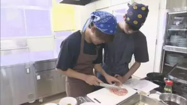 「肉触ったの初めてかも」公務員を目指す専門学生がプロから学ぶ一人暮らしの料理教室