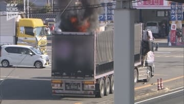 【映像あり】トラックの消火活動中に、別の荷台から煙あがるトラックが…さらに別場所でも荷台から煙…山口県岩国市、下松市
