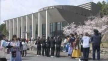 県立大学で入学式 358人が新たな一歩  県内企業の魅力伝えるブースも