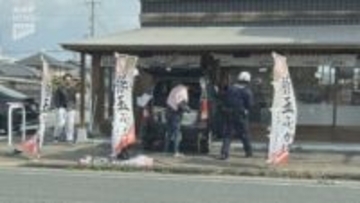高齢女性が運転する軽乗用車が飲食店に突っ込む ケガ人はなし