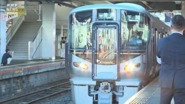 新山口駅のホームに45年ぶりの新型車両「Kizashi」が姿を現す