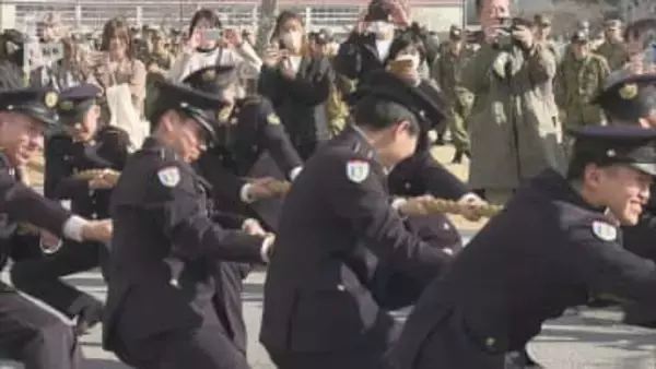 陸自で二十歳の誓い・13.6tの車両CCVを20m引っ張り気持ちを新たに（山口駐屯地）