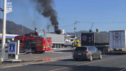 トラック火災の消火中に別のトラックが黒煙をあげながら ～岩国市周東町の国道2号　下松でも…タイヤチップが燃えたか