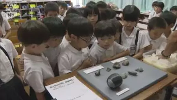 日本で初めて恐竜の卵の化石が発見された下関市で児童がレプリカに触れ歴史学ぶ