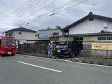 「宇部市の民家に車両が突っ込む 運転する男性がケガも命に別状なしの模様」の画像1