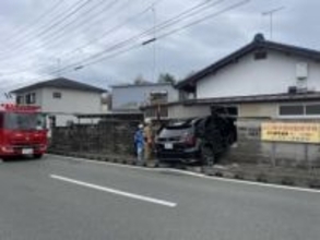 宇部市の民家に車両が突っ込む 運転手がケガも命に別状なしの模様