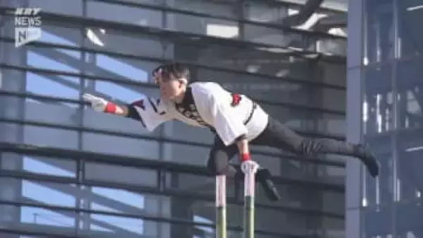 高さ７メートルで技を披露！伝統の「はしご乗り」演技～山口・下関市の消防出初式