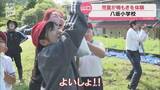 「高い実も竹でツンツン！八坂小の児童が約16キロの梅を収穫」の画像1