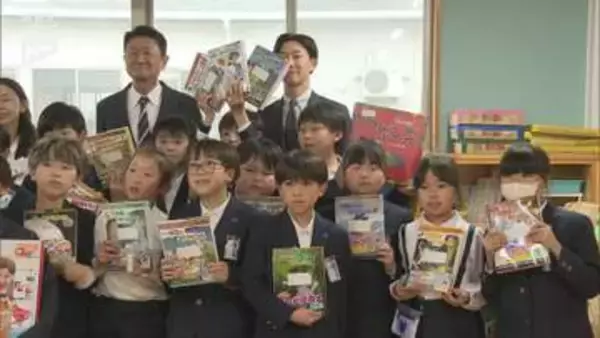 高齢者介護施設などを運営するセービングが放課後児童クラブにおもちゃや絵本などを寄贈