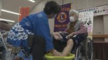 「ずーっとあったまりそうな湯やね」本場の温泉を気軽に楽しんで！山口・周南のお年寄りに足湯をプレゼント